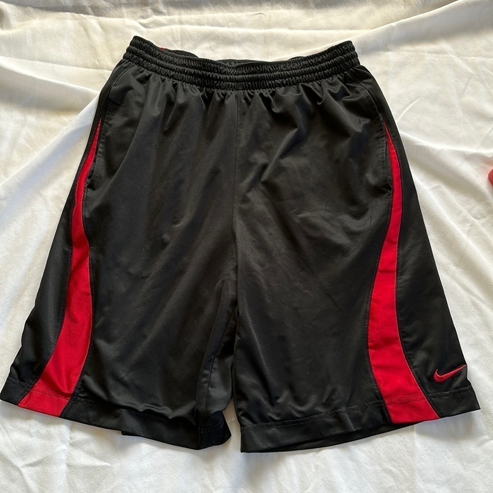 Vintage Nike Men’s Basketball Shorts. Size M. Great used condition.